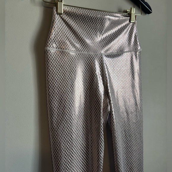 Carbon38 Metallic Pink Leggings - Picture 5 of 9
